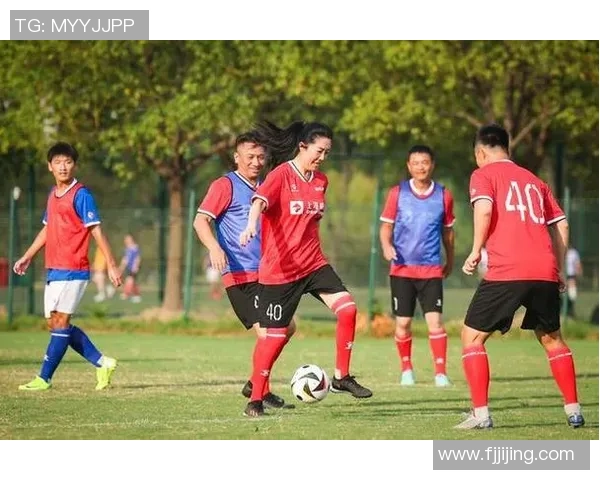 足球巨星与魅力美女共谱梦想篇章引领时尚潮流与球场风采并驾齐驱 足球巨星与魅力美女共谱梦想篇章引领时尚潮流与球场风采并驾齐驱