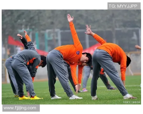 足球男球星强健肌肉训练揭秘 提升力量与爆发力的秘诀